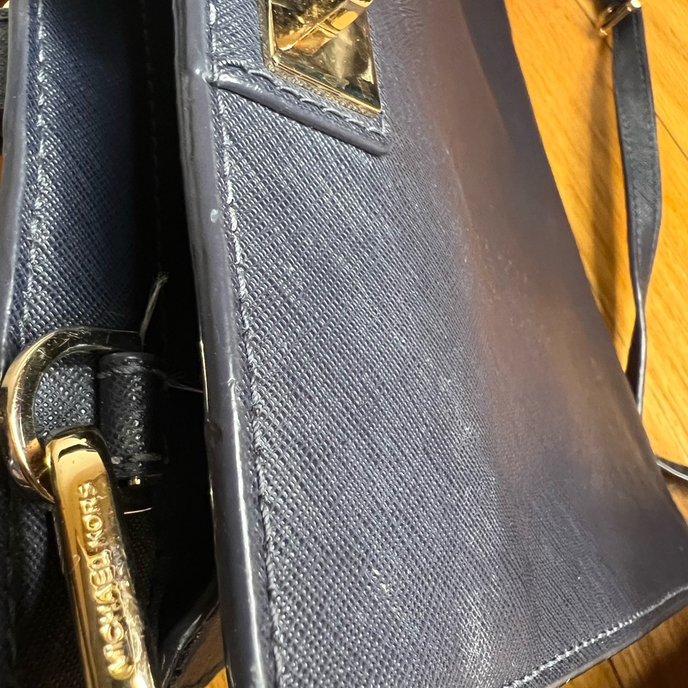 Michael Kors blue handbag with gold hardware - Picture 4 of 7